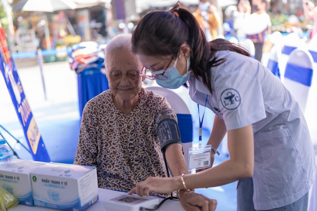 Hệ thống nhà thuốc FPT Long Châu trao tặng thuốc và gạo cho 70.000 hoàn cảnh khó khăn - Cac hoat dong kiem tra suc khoe mien phi cho ba con trong chuong trinh