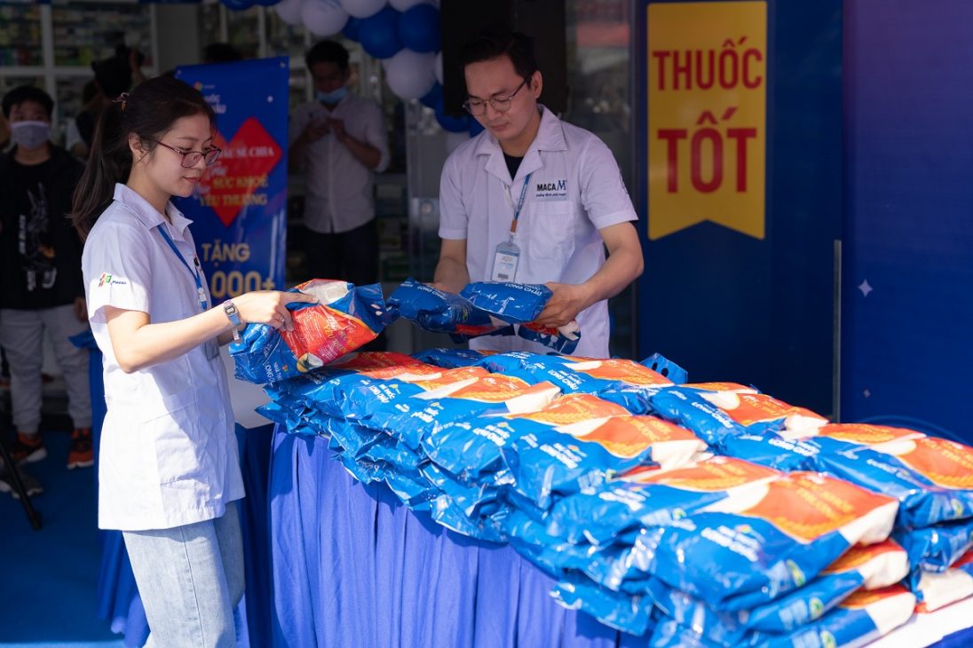 Hệ thống nhà thuốc FPT Long Châu trao tặng thuốc và gạo cho 70.000 hoàn cảnh khó khăn - Cac phan qua duoc duoc si FPT Long Chau chuan bi cho chuong trinh