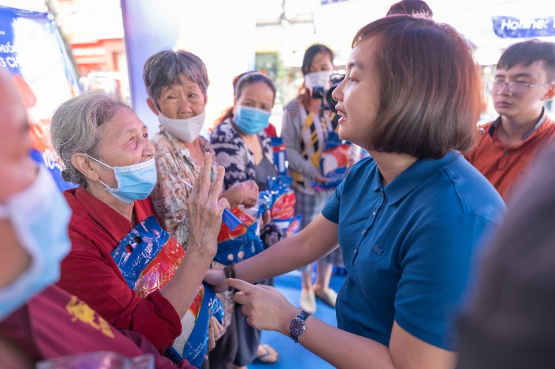 Hệ thống nhà thuốc FPT Long Châu trao tặng thuốc và gạo cho 70.000 hoàn cảnh khó khăn - Dai dien FPT Long Chau trao qua cho nguoi dan co hoan canh kho khan 1