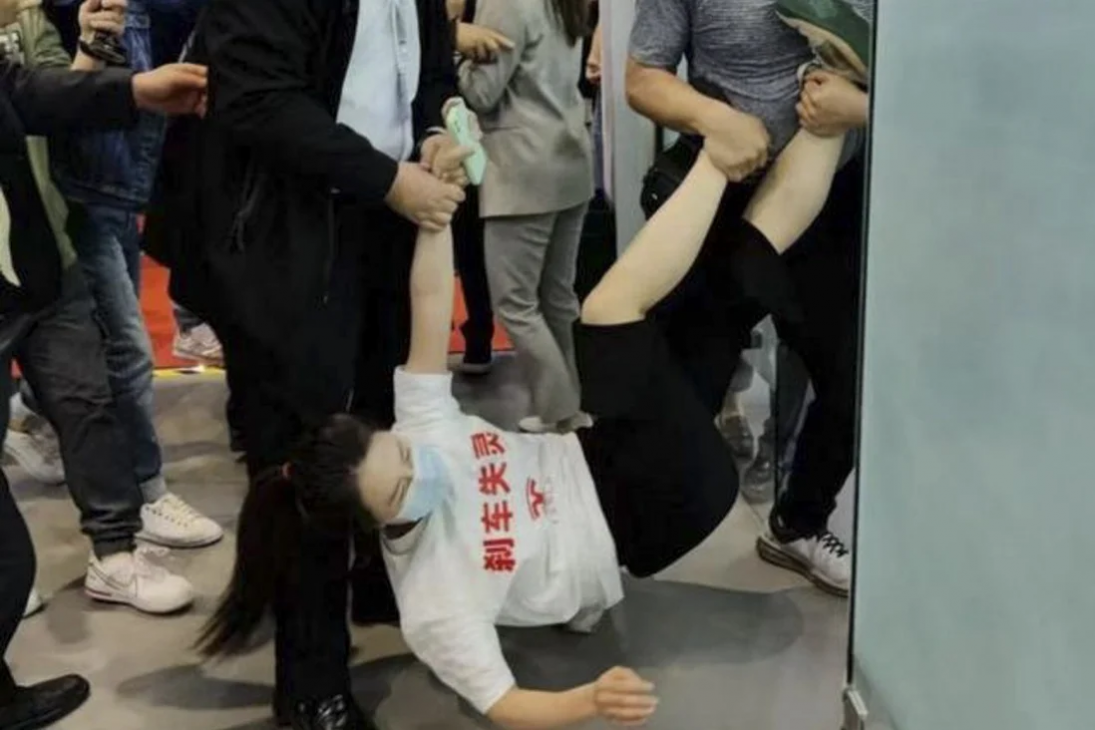 Một phụ nữ bị bắt vì nhảy lên la hét 'xe Tesla hỏng phanh' tại triển lãm Auto Thượng Hải 2021 - Tesla 2