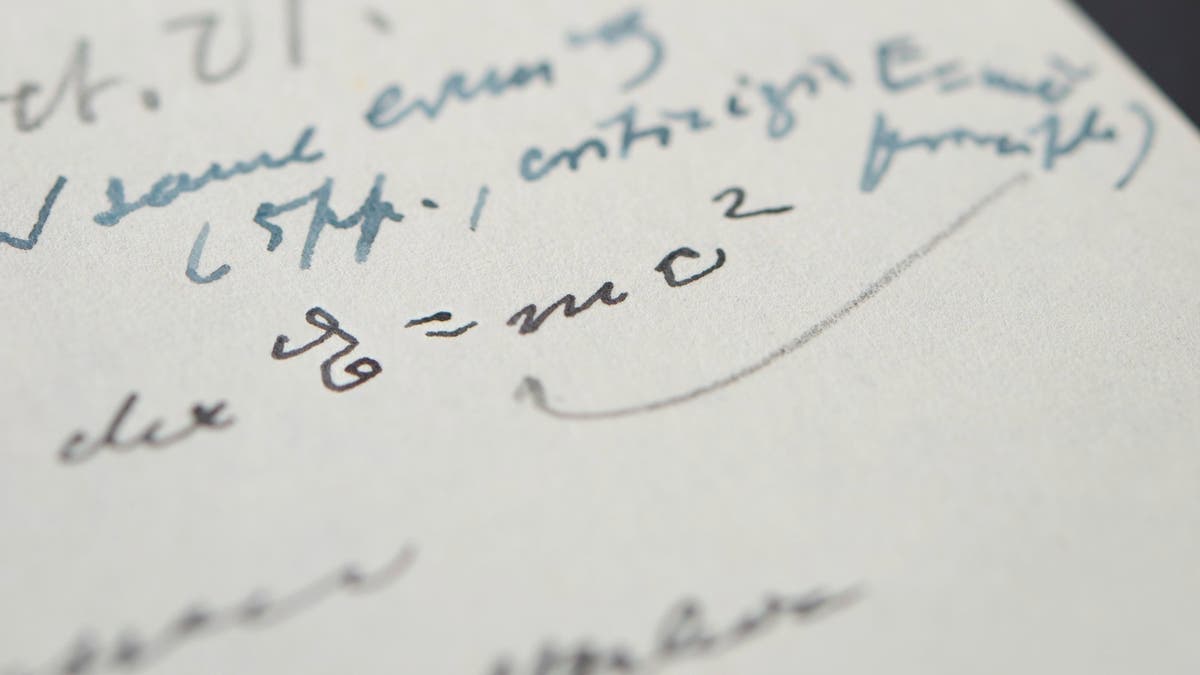 Bức thư viết tay của thiên tài vật lý Albert Einstein chứa phương trình E = mc2 bán giá khủng - Albert Einstein 1