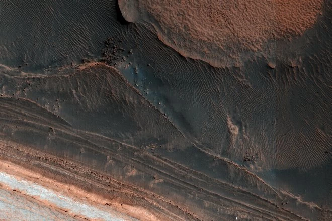 Ngắm quang cảnh đẹp tuyệt vời trên sao Hỏa lần đầu được công bố - 3 sao hoa