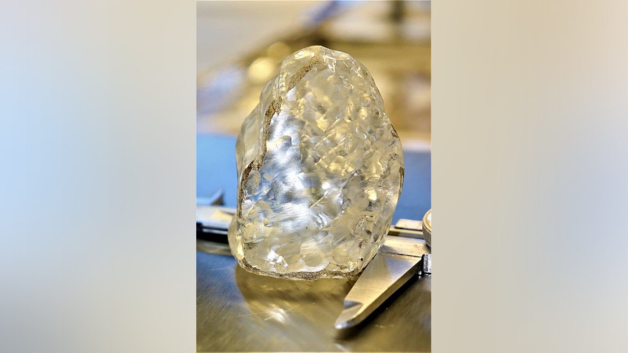 Viên kim cương lớn thứ ba thế giới vừa được phát hiện ở châu Phi - kim cuong