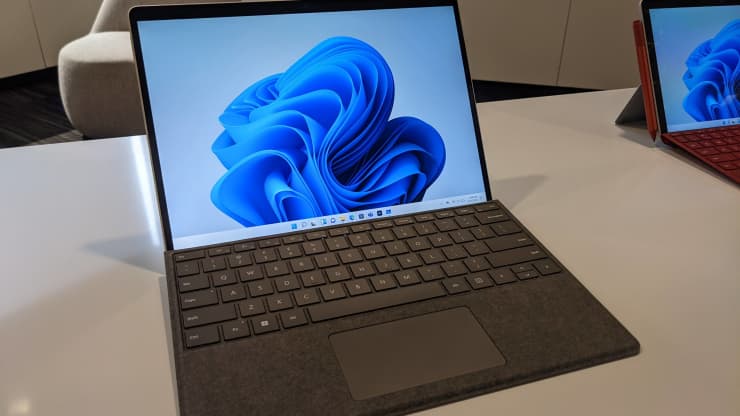 Microsoft ra mắt loạt laptop, tablet và điện thoại Surface mới - 3 8