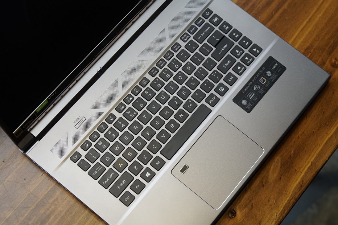 Acer tung laptop chiến game Predator Triton 500 SE - DSC0652