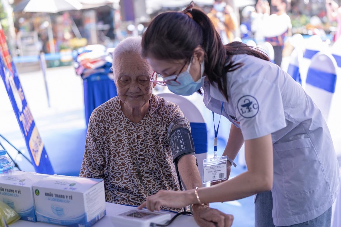 FPT Long Châu trao tặng 210.000 ngày thuốc và 140 tấn gạo cho người khó khăn - Long chau se chia 03