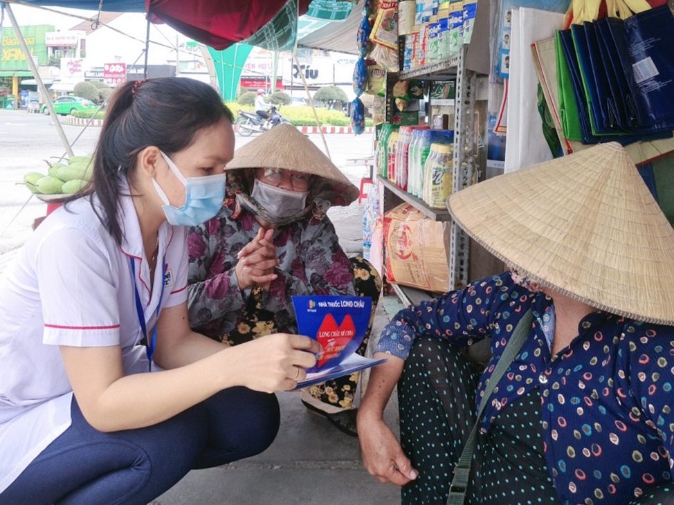 FPT Long Châu trao tặng 210.000 ngày thuốc và 140 tấn gạo cho người khó khăn - Long chau se chia 09