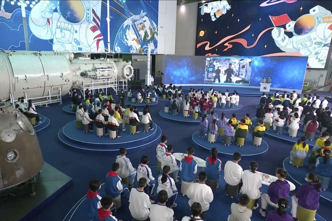 Phi hành gia Trung Quốc tổ chức lớp học khoa học trực tuyến từ không gian - Trung Quoc 3