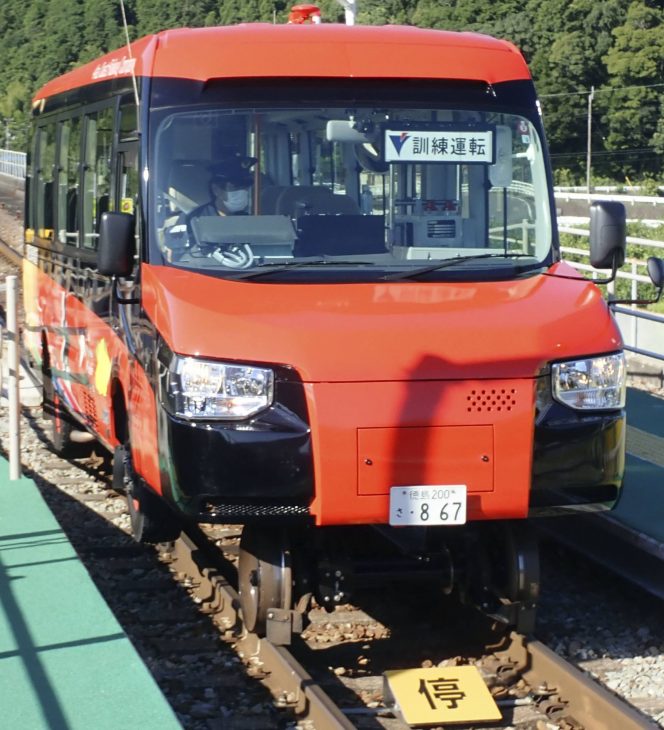 Đối phó sự cố động đất, Nhật Bản ra mắt xe buýt chạy được trên cả đường bộ và đường sắt - Xe buyt