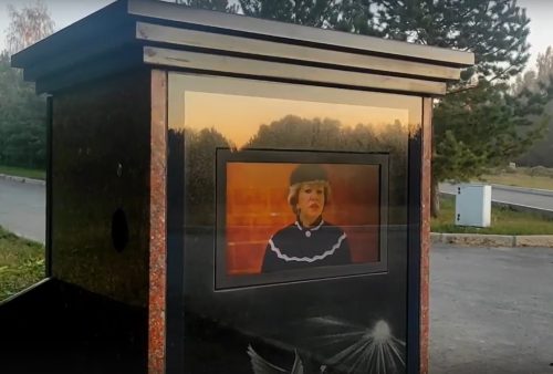 Ngôi mộ gắn màn hình LCD trình chiếu cuộc đời người đã khuất đầu tiên thế giới - bia mo 1