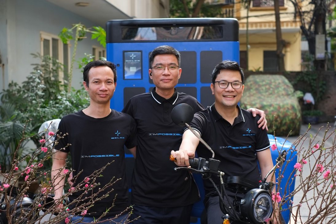 Một công ty Việt khởi nghiệp xe điện và trạm sạc nhận được đầu tư 2,1 triệu USD ở vòng hạt giống - Doi ngu sang lap cua Selex Motors tu trai qua phai  Nguyen Dinh Quang Nguyen Trong Hai va Nguyen Huu Phuoc Nguyen