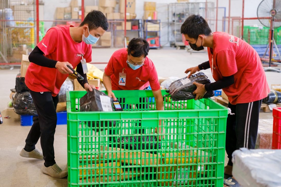 Sự cạnh tranh của dịch vụ e-Logistics đang âm thầm giúp nhà bán hàng “chuyển đổi số” - Nhan vien Ninja Van lam viec tai kho 2 1