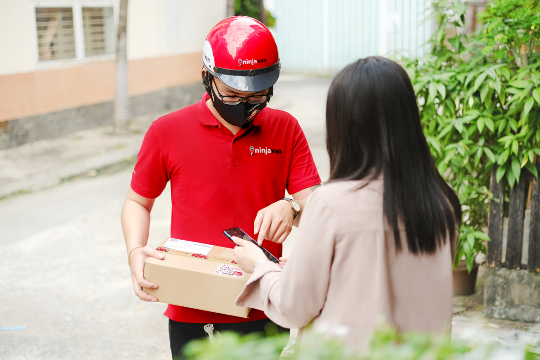Sự cạnh tranh của dịch vụ e-Logistics đang âm thầm giúp nhà bán hàng “chuyển đổi số” - Shipper Ninja Van huong dan khach mua hang tham gia chuong trinh Goi Hang Dieu Ky 2