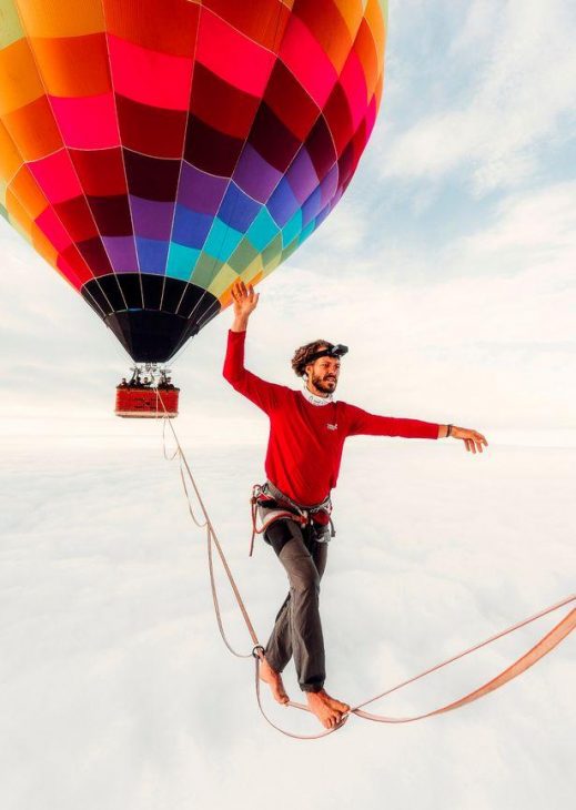 Người đàn ông đi bộ giữa hai khinh khí cầu ở độ cao 1,8km - khinh khi cau 2
