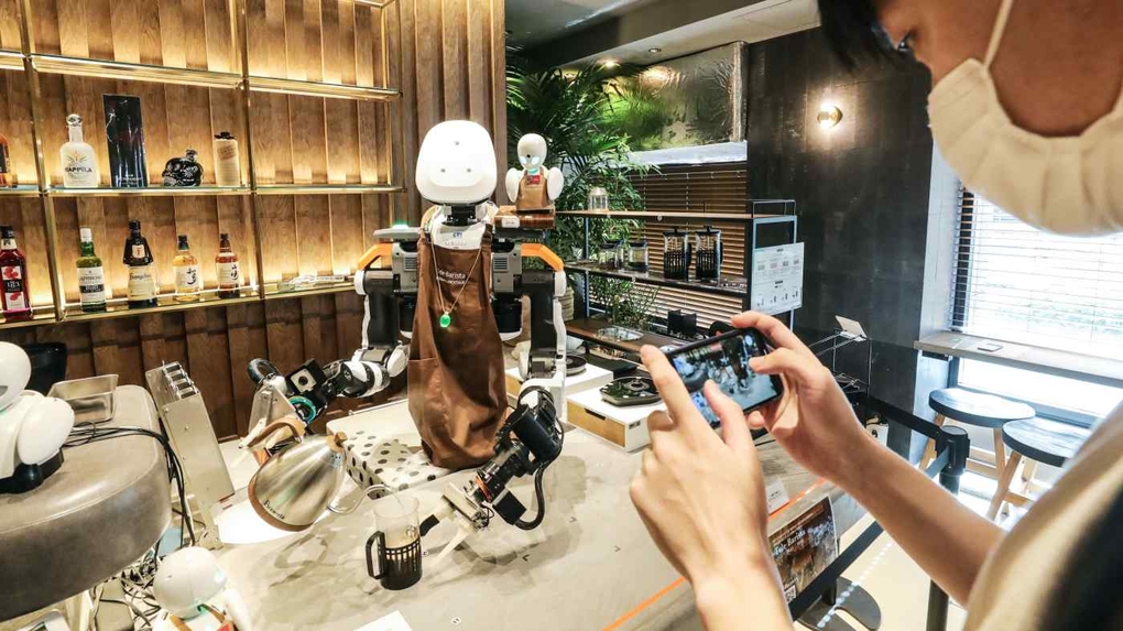 Kỷ nguyên kết nối, thay đổi để thích ứng - robot at coffee shop
