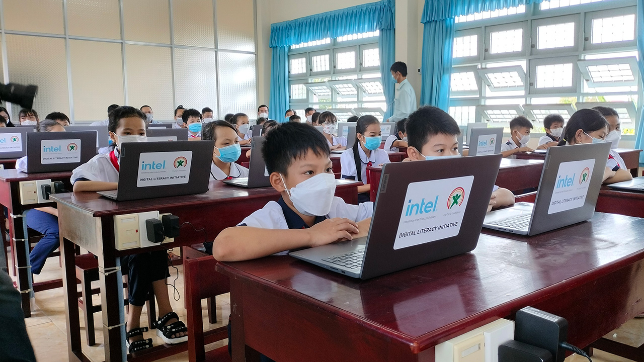 Intel Products Việt Nam tài trợ 150 laptop và 10 robot cho dự án "Phổ cập kỹ năng số" - IMG20220316091230