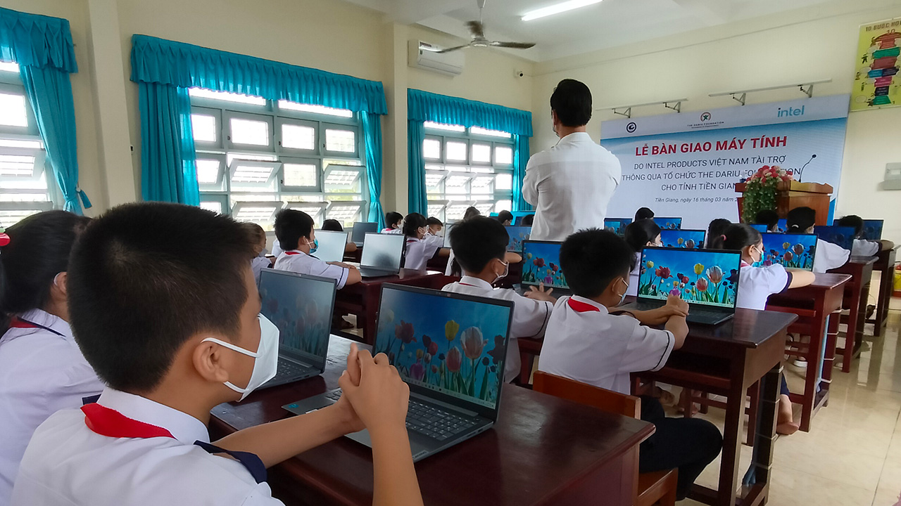 Intel Products Việt Nam tài trợ 150 laptop và 10 robot cho dự án "Phổ cập kỹ năng số" - IMG20220316091433
