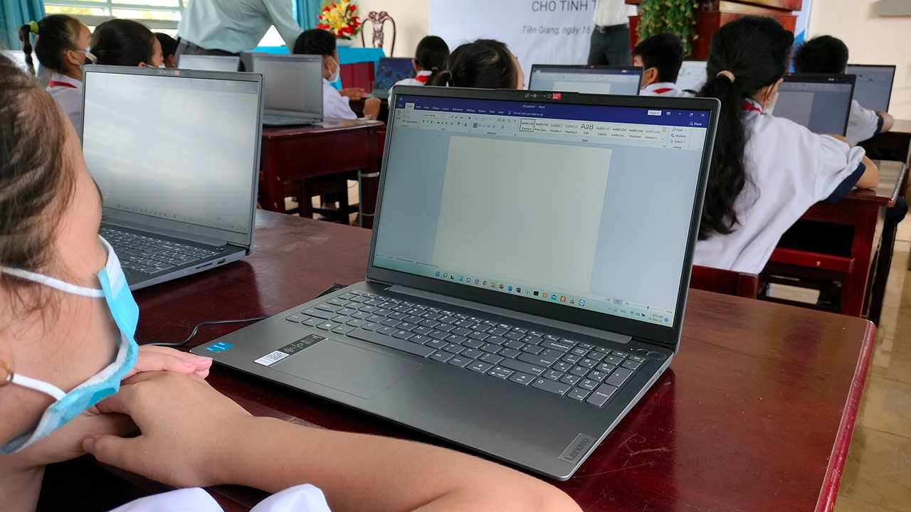 Intel Products Việt Nam tài trợ 150 laptop và 10 robot cho dự án "Phổ cập kỹ năng số" - IMG20220316091605