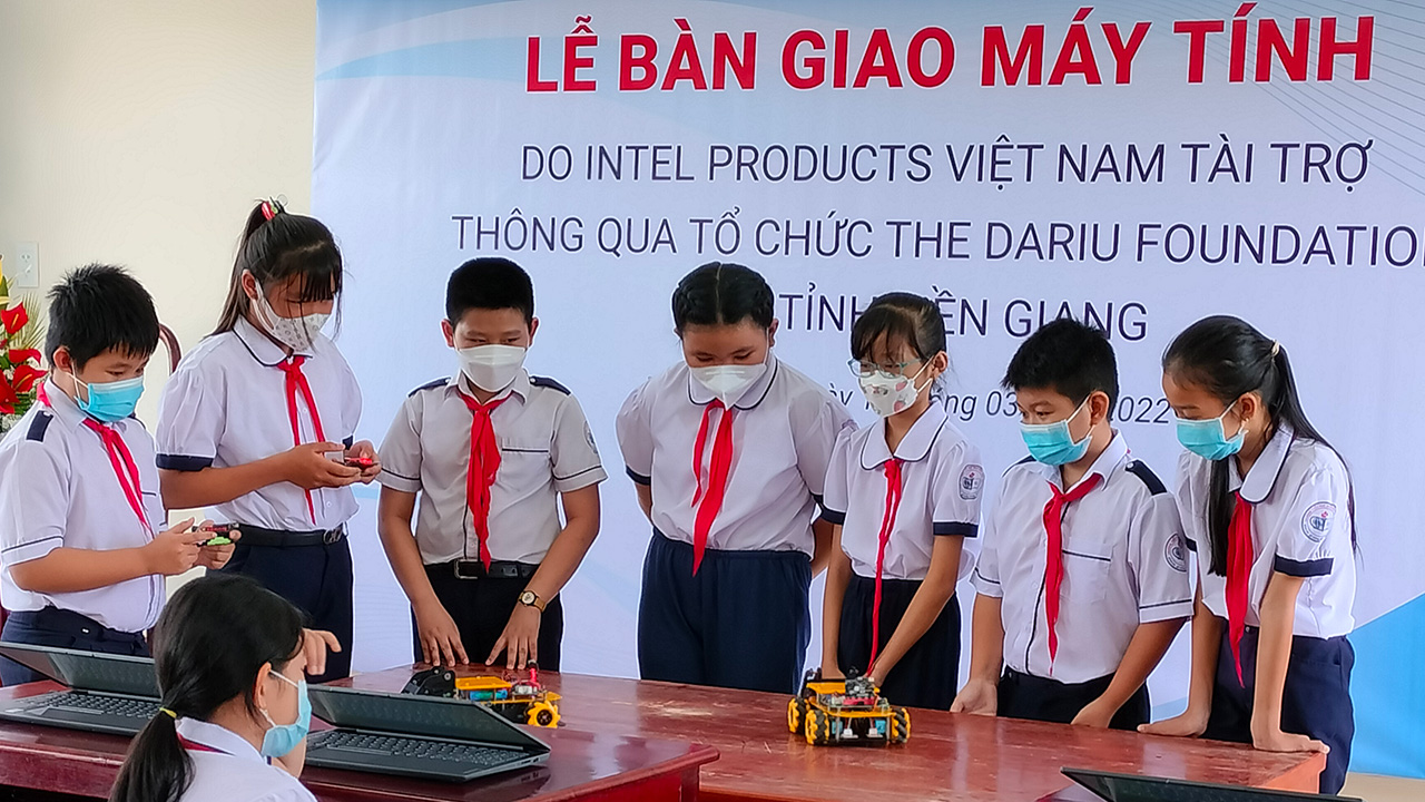 Intel Products Việt Nam tài trợ 150 laptop và 10 robot cho dự án "Phổ cập kỹ năng số" - IMG20220316101558