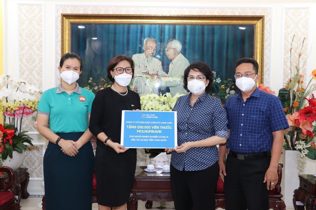 FPT Long Châu miễn phí 100% thuốc đặc trị Covid cho người nghèo trên toàn quốc - Mat Tran To Quoc trao thu cam on cho Long Chau 2