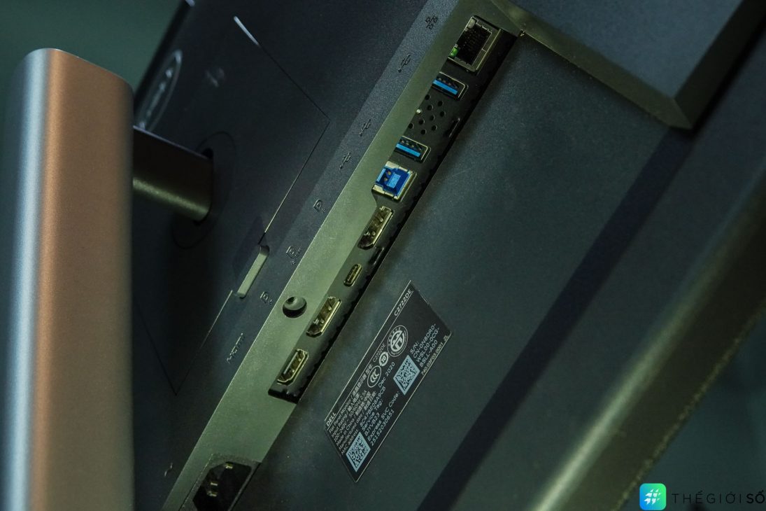 Dell trang bị nhiều cổng với chuẩn kết nối khác nhau trên C2722DE.