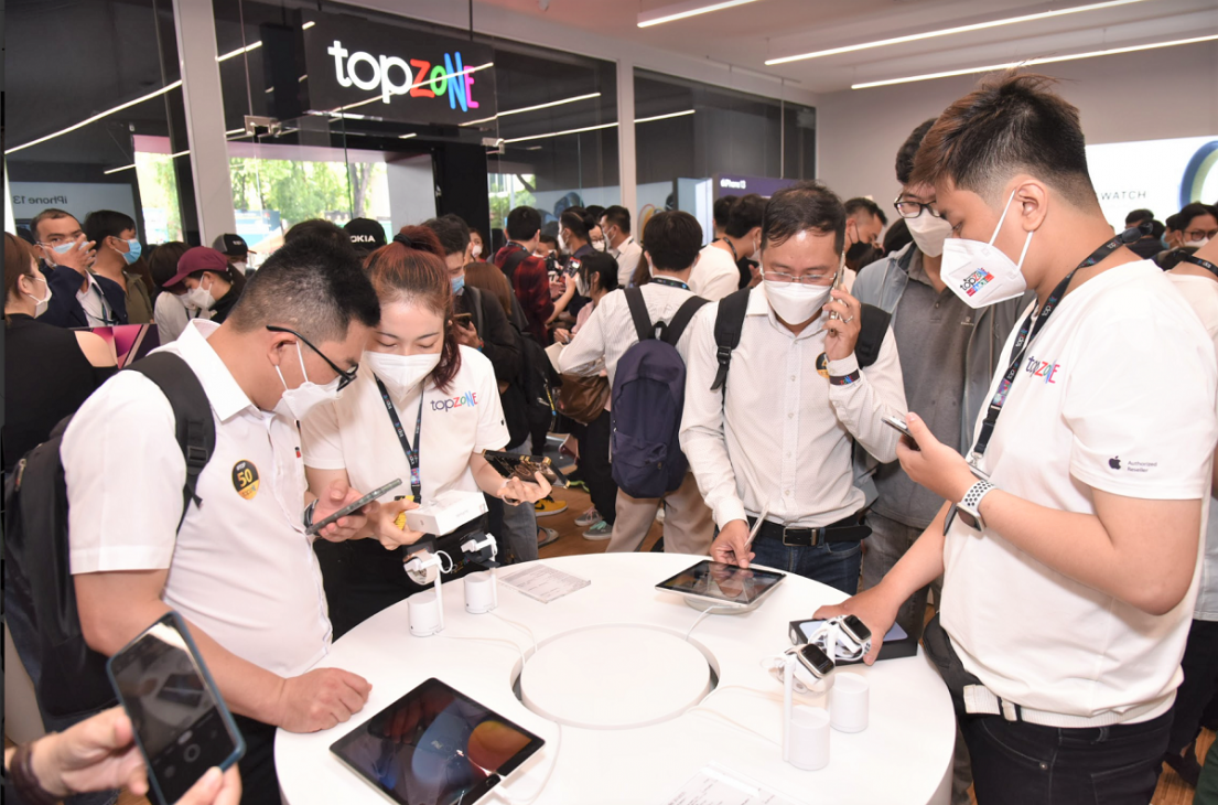 Ra mắt cửa hàng TopZone ủy quyền cao cấp Apple lớn nhất tại Việt Nam cùng nhiều khuyến mãi - Khai truong TopZone APR Khanh Hoi 4