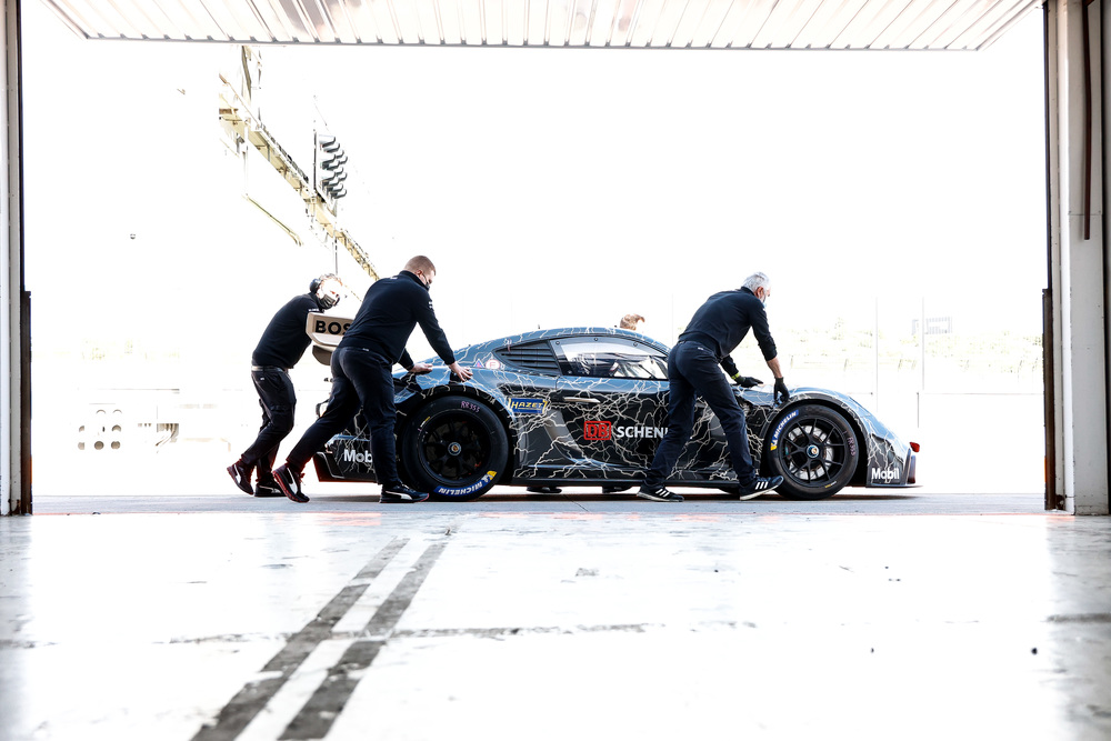 Porsche hé lộ mẫu xe đua thể thao điện 718 Cayman GT4 ePerformance - M22 1685