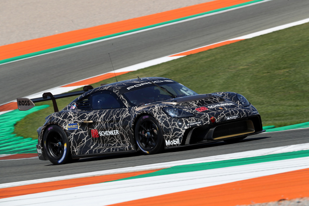 Porsche hé lộ mẫu xe đua thể thao điện 718 Cayman GT4 ePerformance - M22 1686
