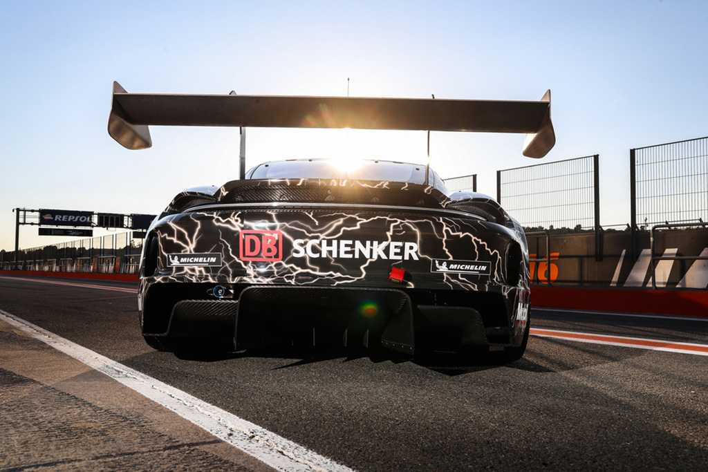 Porsche hé lộ mẫu xe đua thể thao điện 718 Cayman GT4 ePerformance - M22 1688