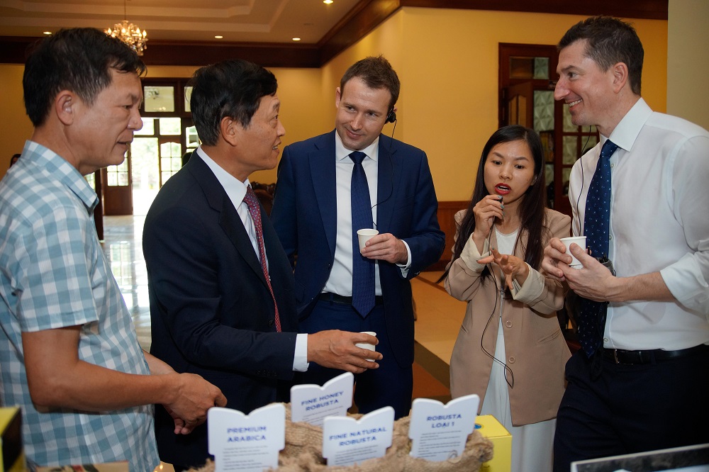 Diễn đàn Đổi mới sáng tạo cụm khu vực Tây Nguyên - Photo 4 Mr Tran Van Tung introduces coffee and agri food products to DHOM Mark Tattersall