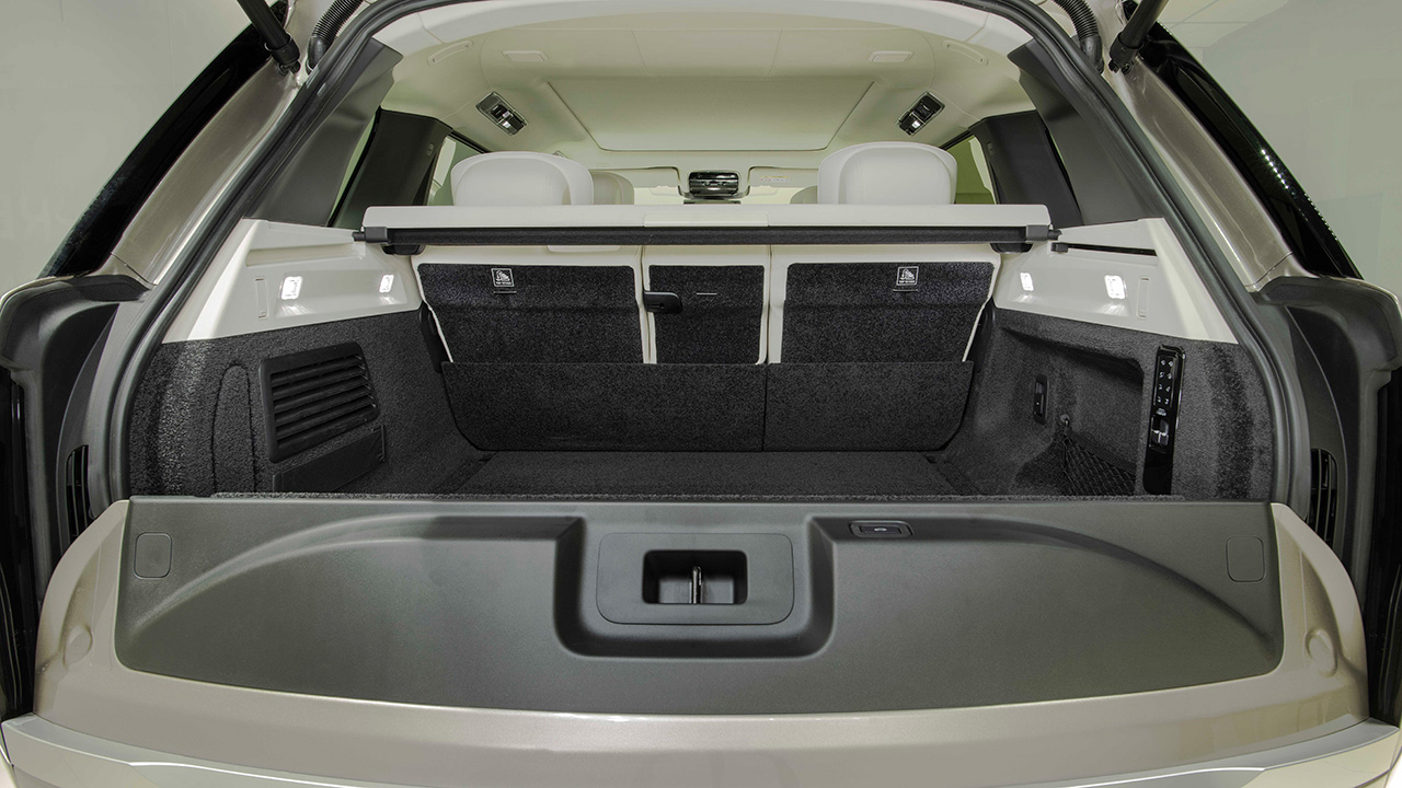 SUV hạng sang Range Rover thế hệ mới cập bến Việt Nam với 4 phiên bản, giá từ 11,189 tỷ đồng - Range Rover L460 Cop 3