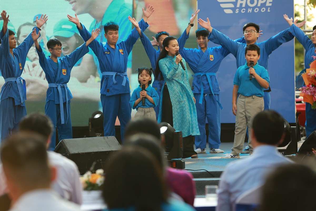 Chủ tịch nước Nguyễn Xuân Phúc dự Ngày hội tới trường Hope School của 200 học sinh mất cha mẹ vì Covid - Man trinh dien cua hoc sinh Hope School