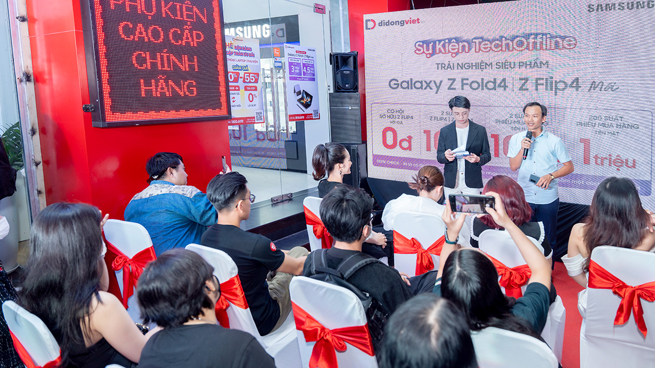 Đông đảo tín đồ công nghệ tham gia trải nghiệm Samsung Galaxy Z 2022 tại Di Động Việt - Nguoi tham du se co co hoi nhan duoc Galaxy Z Flip4 voi gia 0D
