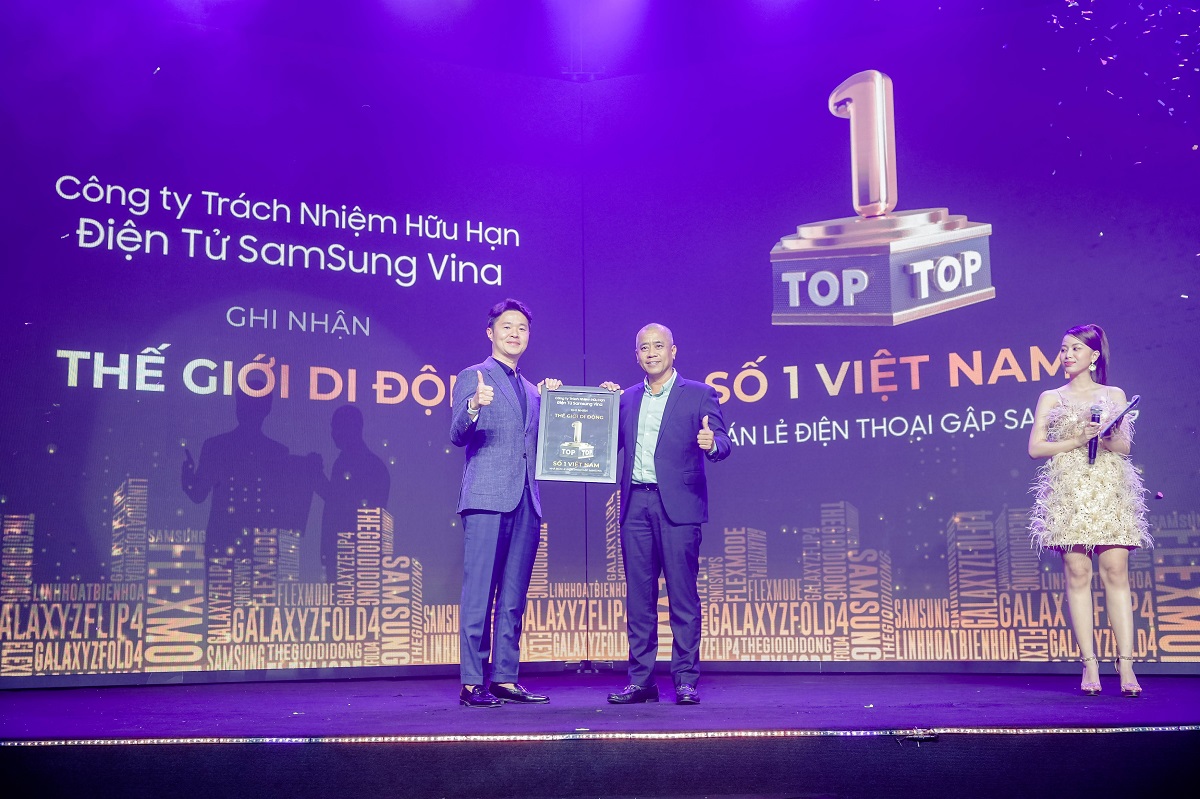 Thế Giới Di Động giao hàng Galaxy Z Fold4/ Z Flip4 sớm nhất, và là Nhà bán lẻ điện thoại gập Samsung số 1 Việt Nam - Samsung trao bang ghi nhan 1