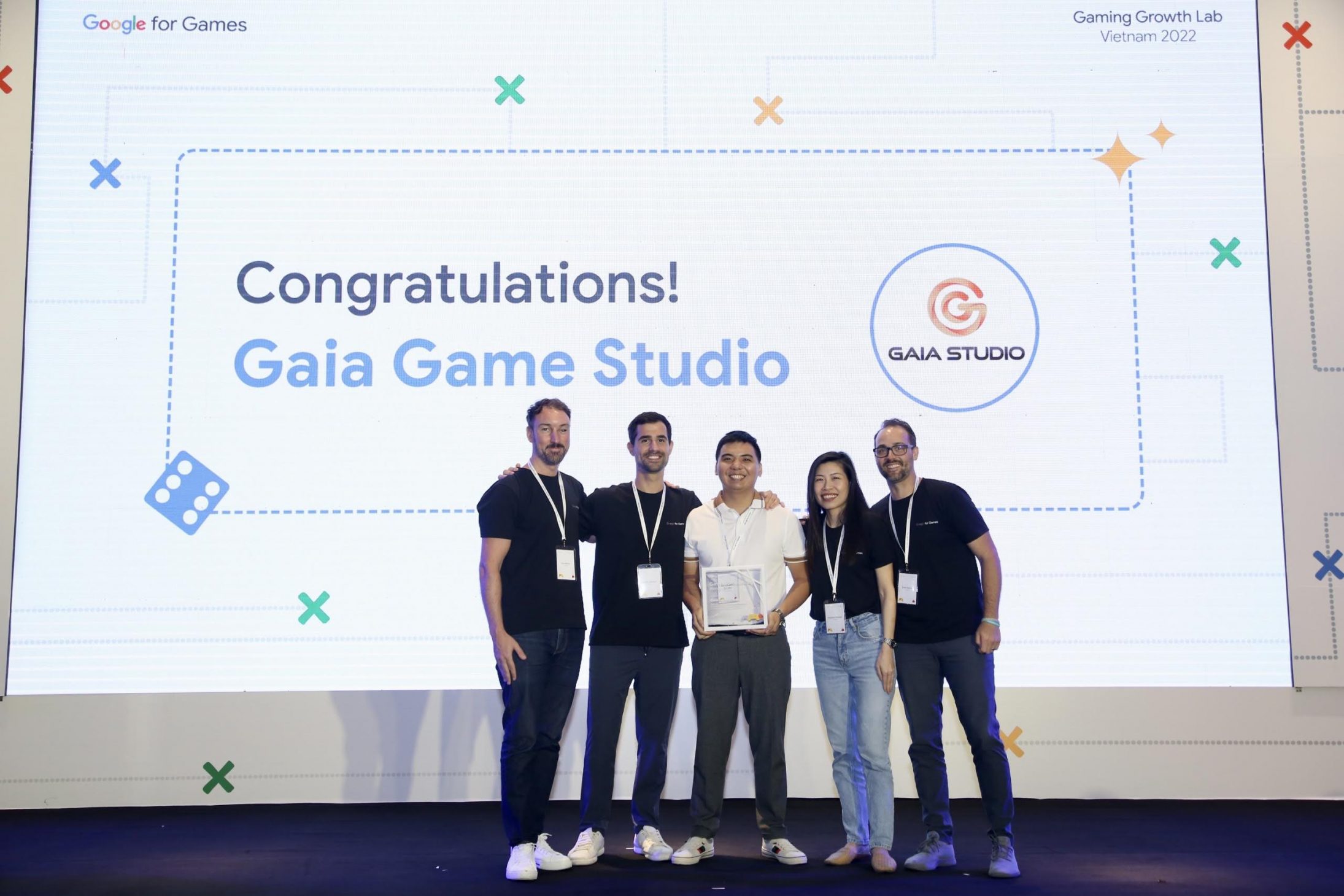 53 studio game Việt tìm lối phát triển với Gaming Growth Lab 2022 - Dai dien Google trao bang chung nhan cho Gaia Studio
