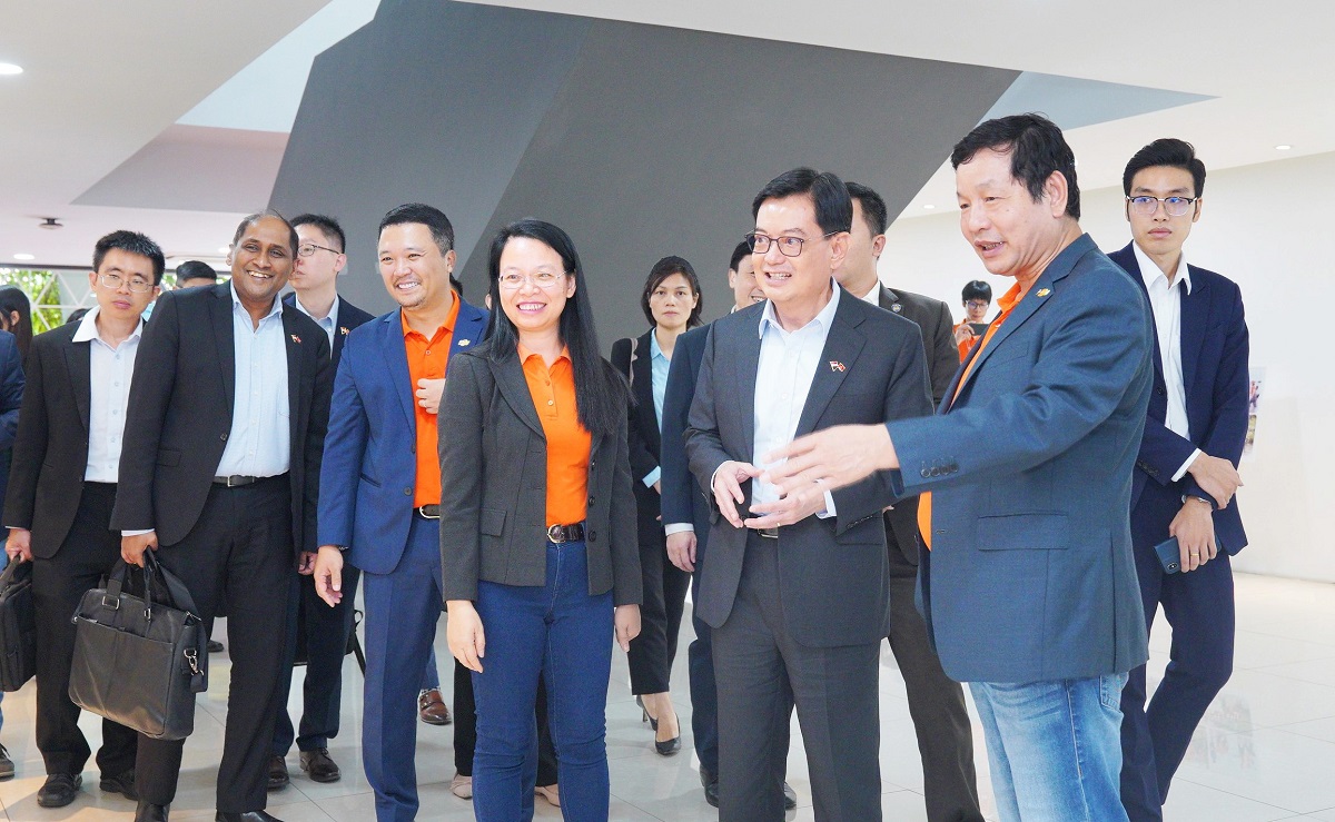 Singapore thúc đẩy hợp tác đầu tư công nghệ vào Việt Nam - Dai dien Tap doan FPT va FPT Software gioi thieu ve campus Anh  The Nam