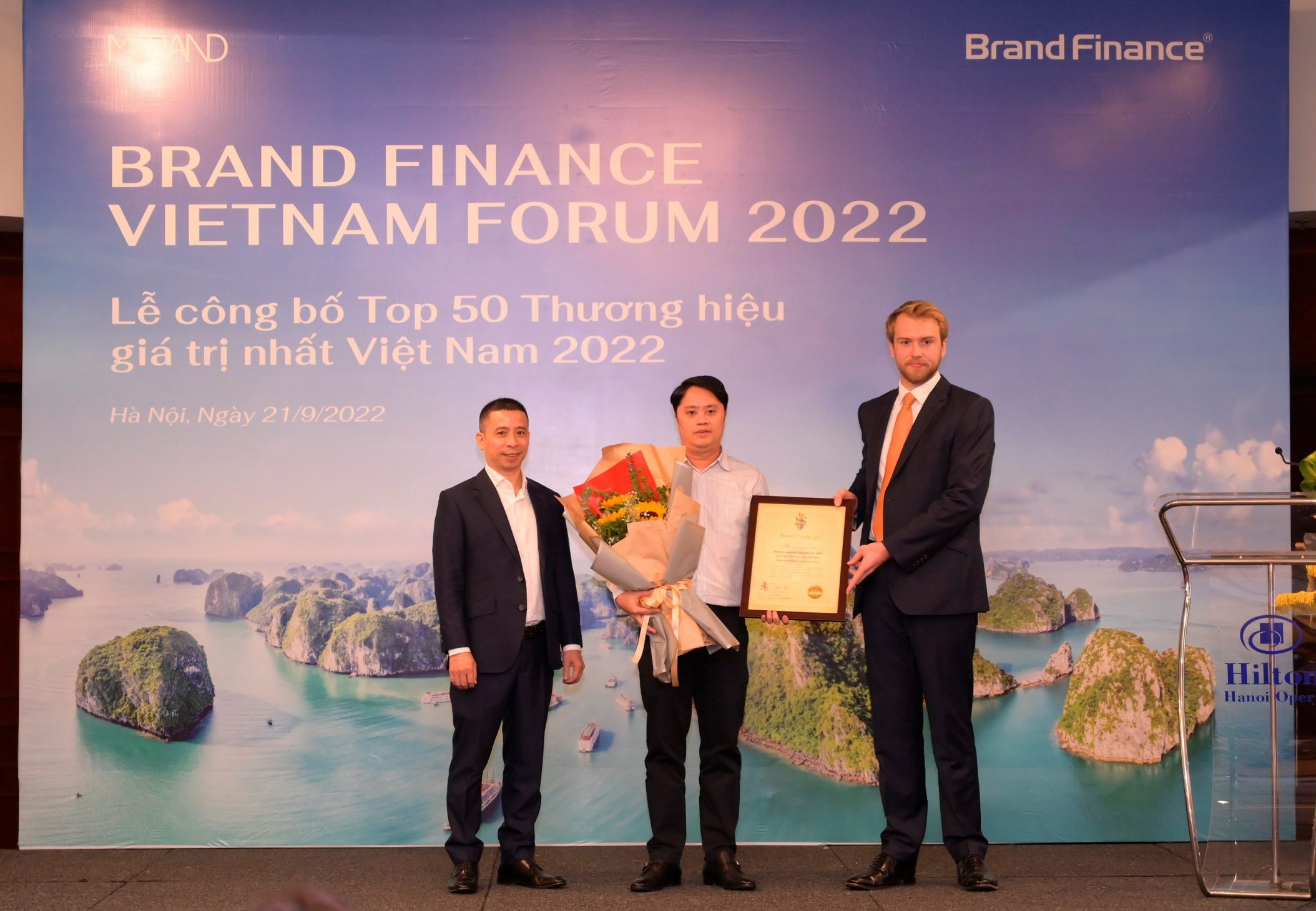 2 tập đoàn viễn thông chiếm vị trí nhất nhì của 50 thương hiệu giá trị nhất Việt Nam - Dai dien Tap doan VNPT nhan giay Chung nhan gia tri thuong hieu