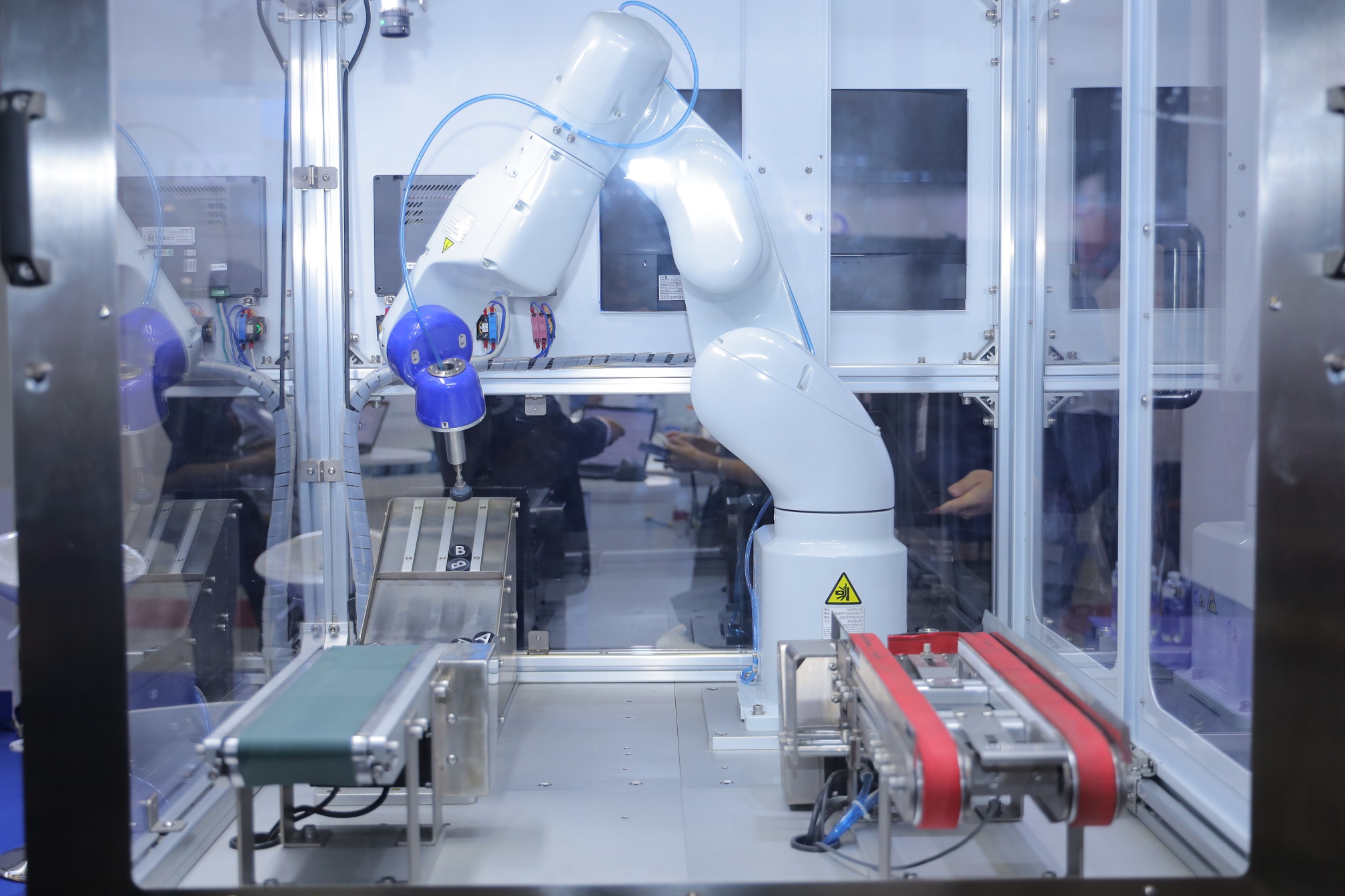 Epson giới thiệu robot công nghiệp ở METALEX - 1. Robot VT6 voi he thong camera