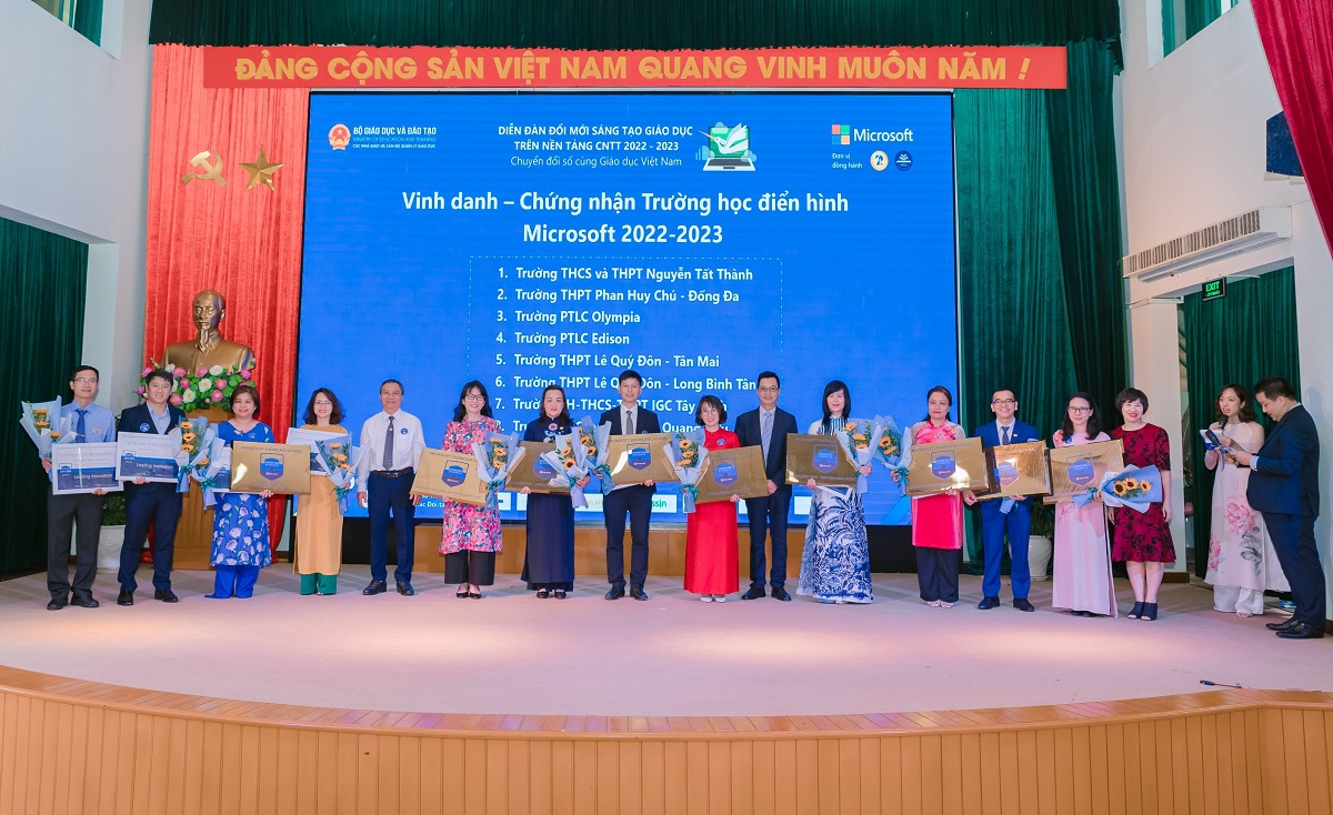 Microsoft phát động chương trình Đổi mới sáng tạo Giáo dục Việt Nam 2022 – 2023 - Microsoft vinh danh va trao chung nhan cho 12 Truong hoc dien hinh Microsoft Microsoft Showcase School 2022 2023