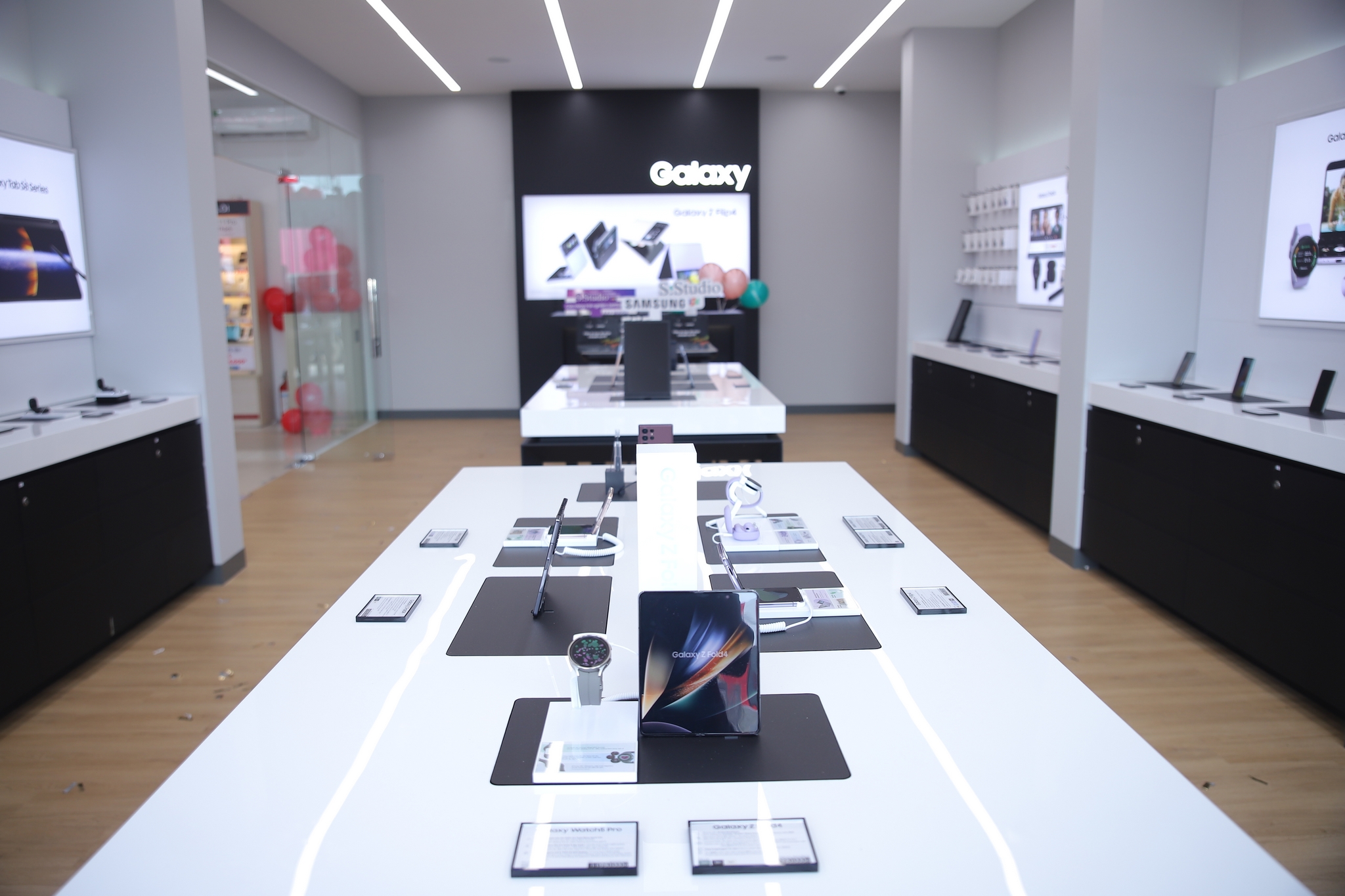 FPT Shop đồng loạt khai trương 5 cửa hàng S.Studio by FPT mô hình Samsung Premium Stores - S Studio Event 70