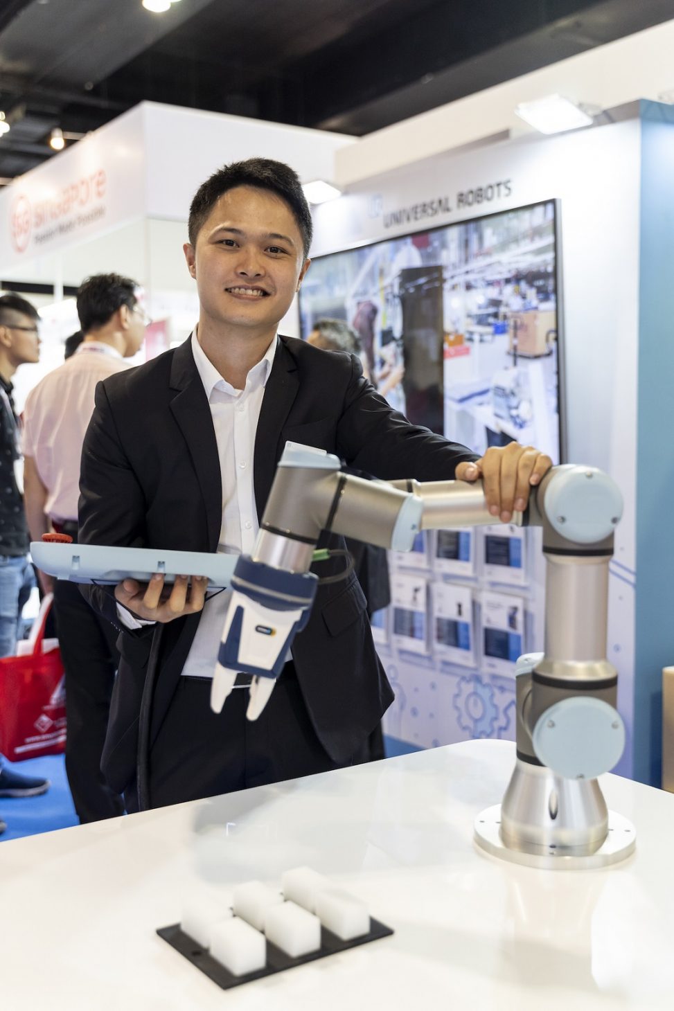 Trực tiếp quan sát cách robot cộng tác bốc xếp hàng hóa tại triển lãm Propak Việt Nam 2022 - Nguyen Tuan Anh Vietnam Country Manager UR3