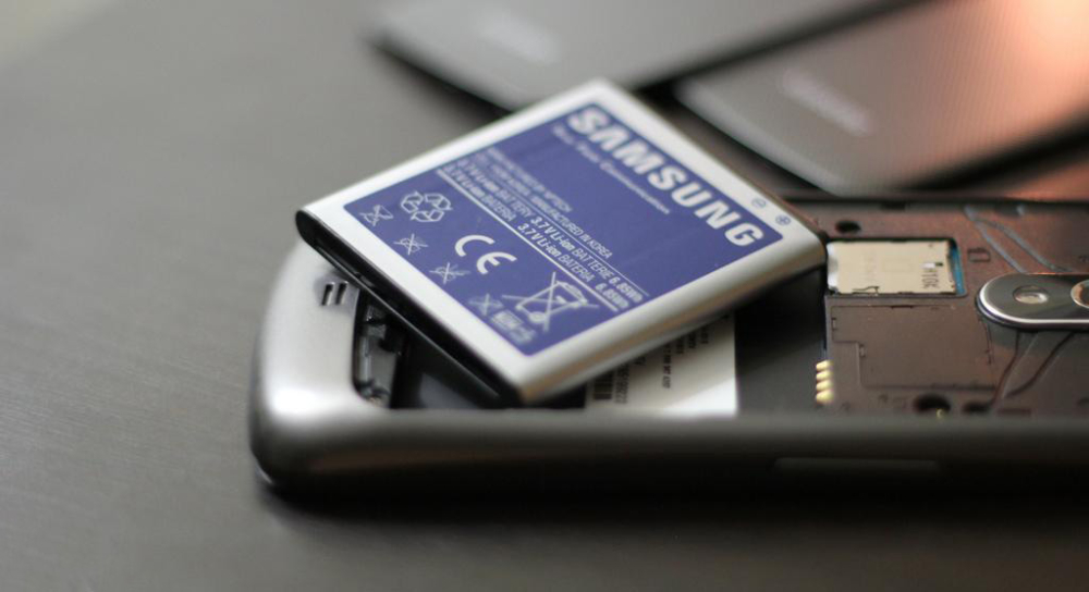 Sau cổng sạc USB-C, Liên minh châu Âu muốn đưa pin rời trở lại smartphone - 2 8