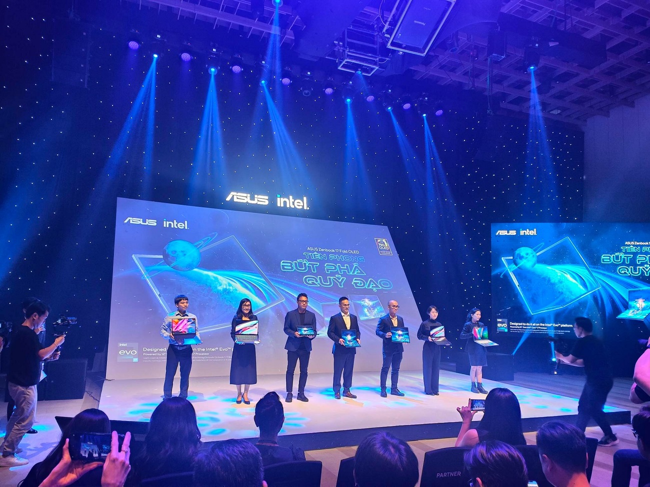 ASUS Việt Nam ra mắt Zenbook 17 Fold OLED màn hình gập độc đáo cho người sành điệu - 317260690 515735780600136 9006635815545779916 n