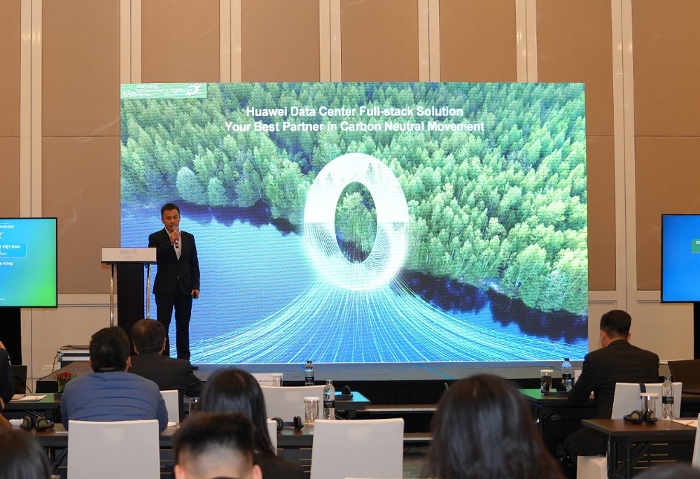 Huawei nhận giải Doanh nghiệp Quốc tế có tầm ảnh hưởng tới sự phát triển Internet Việt Nam - Chuyên gia giải pháp cao cấp Trần Quyền trình bày về giải pháp Data Center Full stack của Huawei.