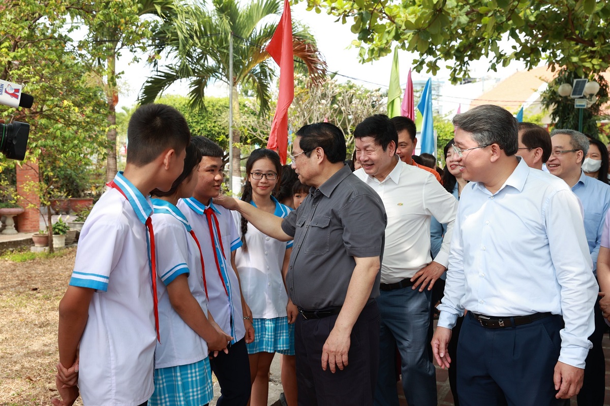 Trường Hy Vọng đón nhận thêm 10 trẻ mồ côi bố mẹ vì Covid-19 tại Khánh Hòa - Thu tuong tham hoi cac em tai lang tre SOS cung Chu tich Tap doan FPT Truong Gia Binh