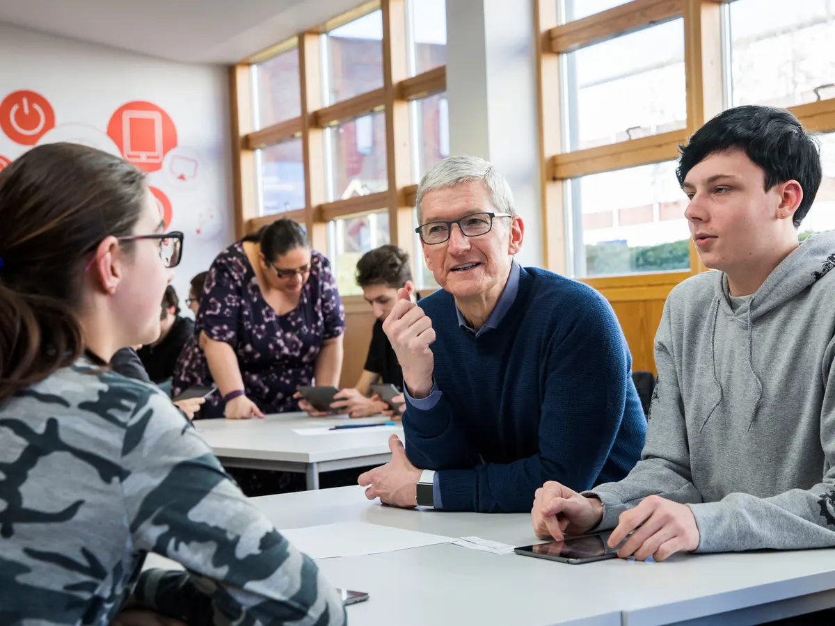 CEO Apple cảnh báo giới trẻ dễ bị cuốn vào những khoảnh khắc tầm thường trên mạng xã hội - Tim Cook