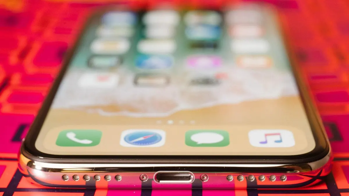 EU cảnh báo sẽ cấm Apple bán iPhone 15 nếu sử dụng chip hạn chế chức năng cổng sạc USB-C - Apple 2