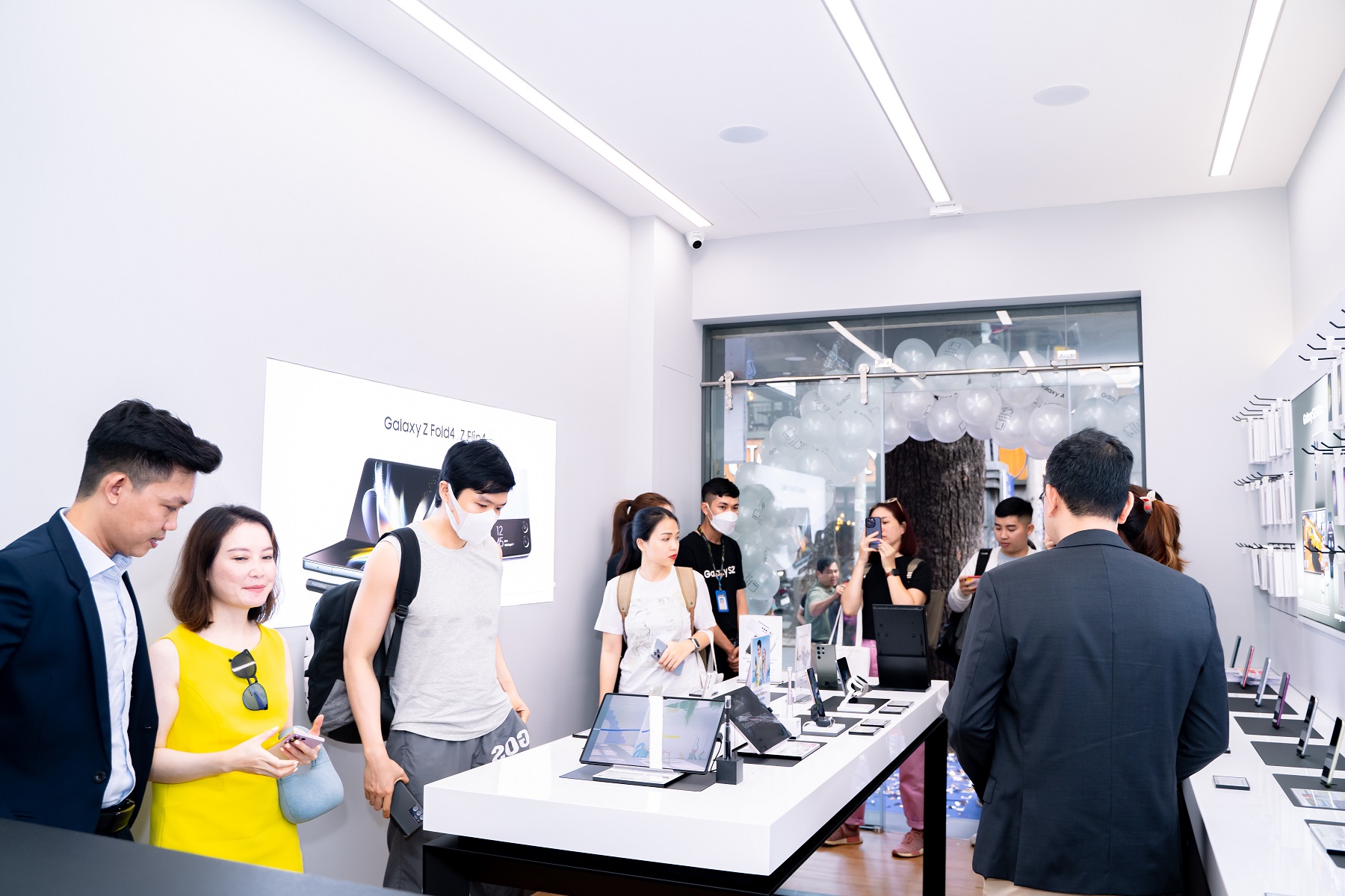 MT Smart mở thêm Cửa hàng trải nghiệm cao cấp Samsung, giảm sốc 50% cho flagship - DUY04230