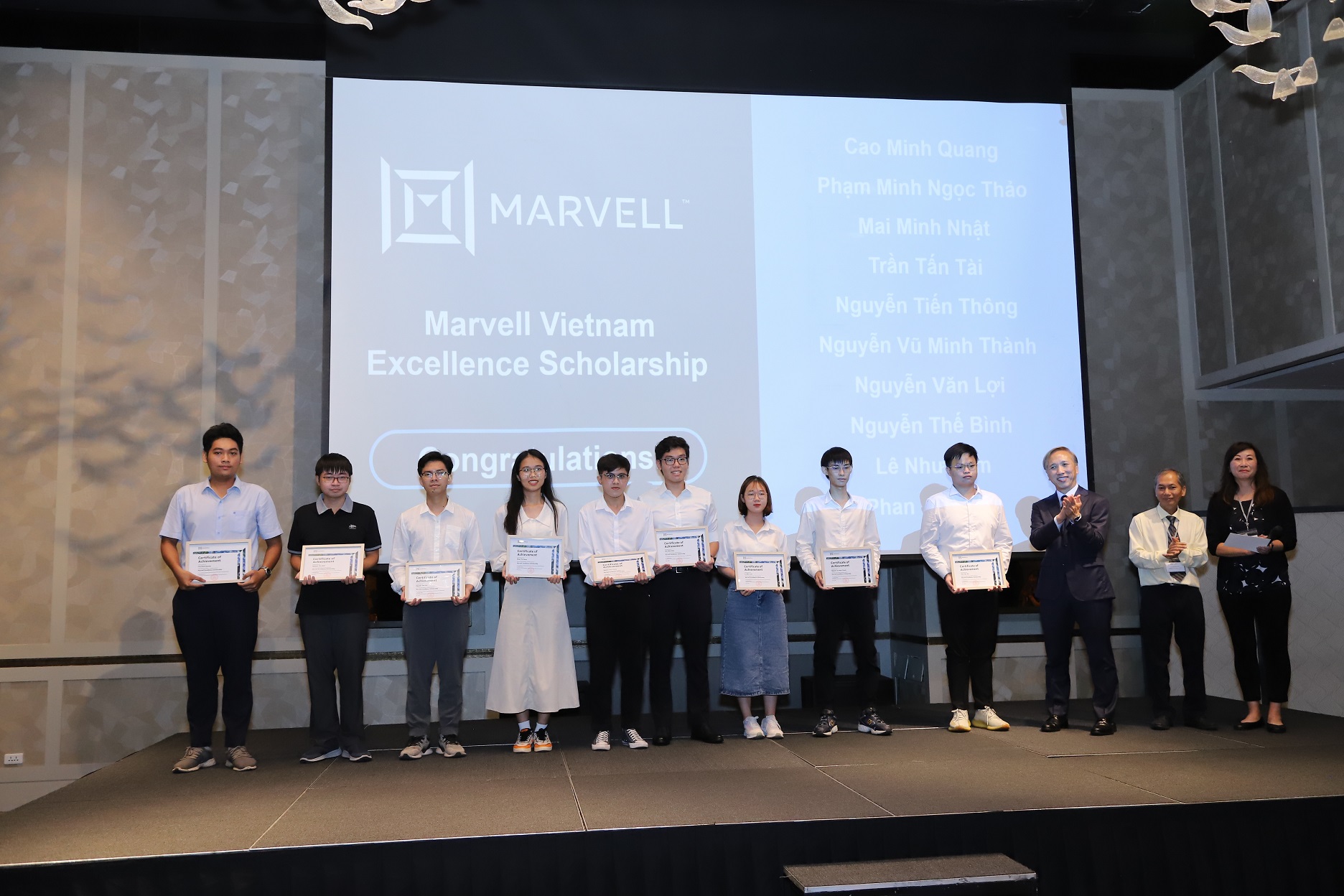 Trung tâm Thiết kế Vi mạch lớn, hướng đến AI và công nghệ đám mây của Marvell được đặt tại Việt Nam - Le trao hoc bong Marvell Viet Nam cho 10 sinh vien xuat sac
