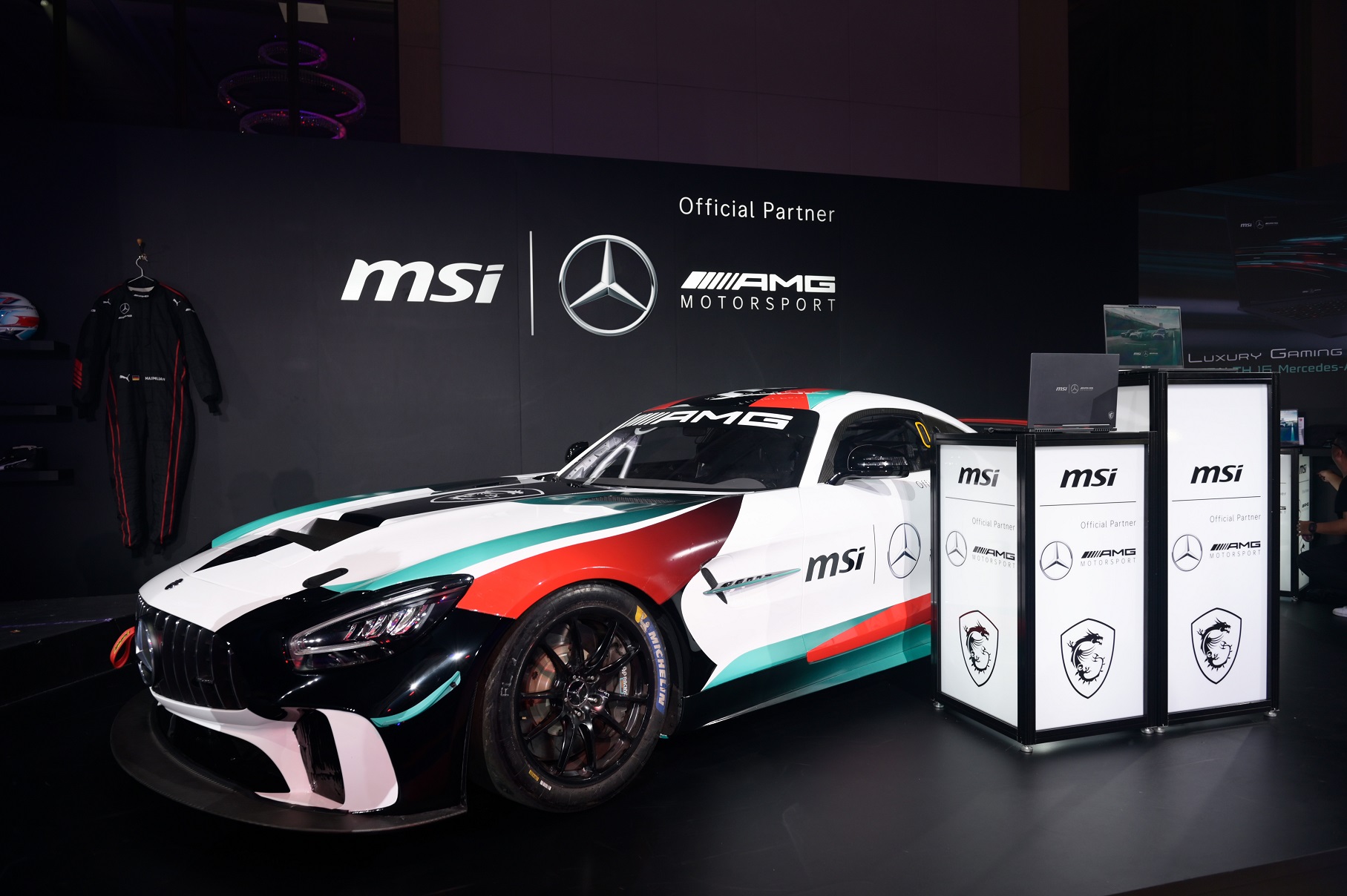 Laptop MSI phiên bản Mercedes-AMG, trải nghiệm đường đua gaming - MSI x AMG 1